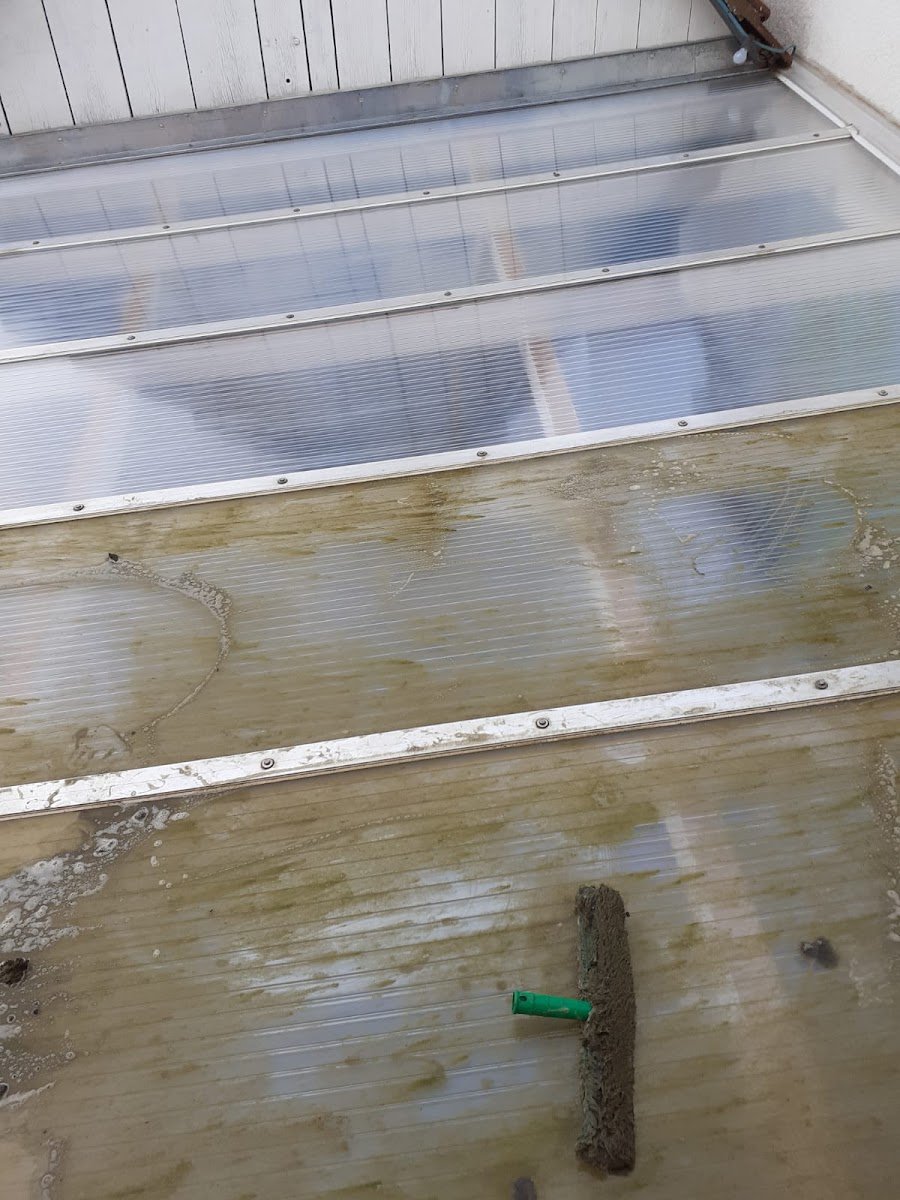 Stark verschmutzte Stegplatten mit Wischer vor der Reinigung