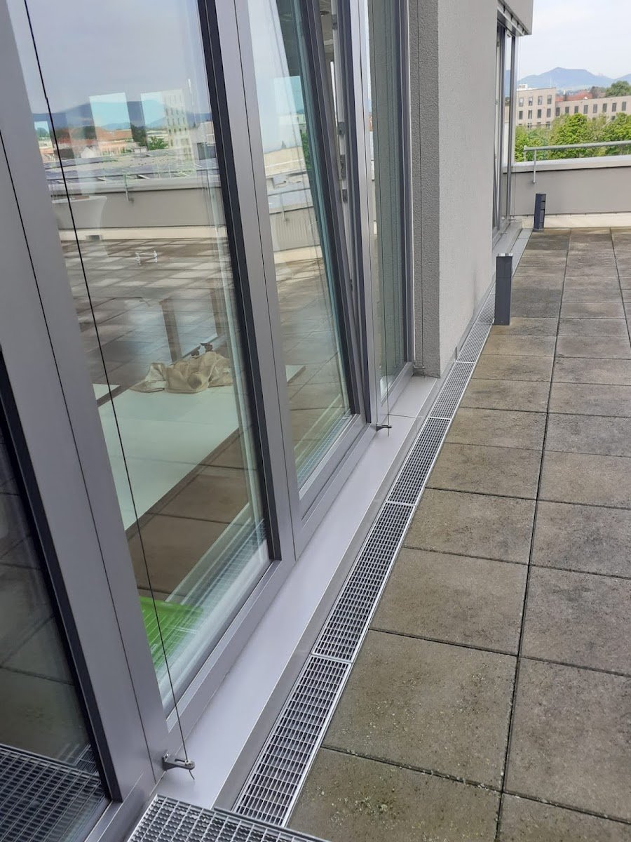 Große Glasschiebetüren an einer Dachterrasse nach der Reinigung